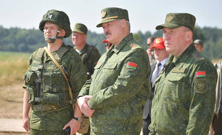Лукашенко высказал опасения, что Запад может подвергнуть Беларусь ядерной бомбардировке
