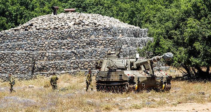 Израильские военные бросили на Голанских высотах готовые к бою танки - видео