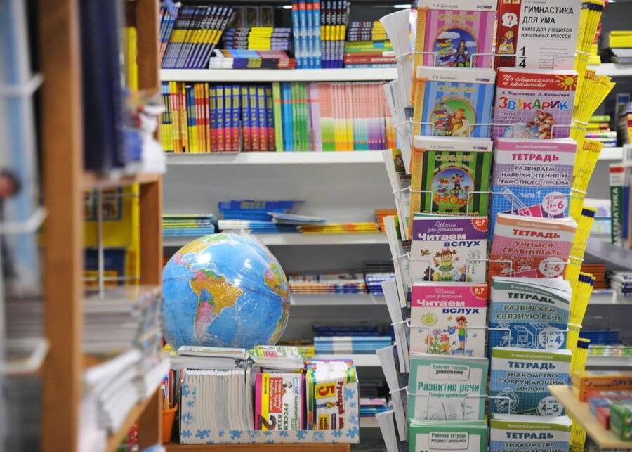 В Госдуме предложили выдавать младшеклассникам двойные комплекты учебников
