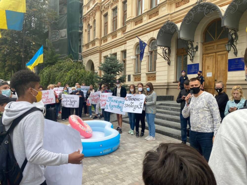Министр Ткаченко получил в подарок от киевлян надувной бассейн