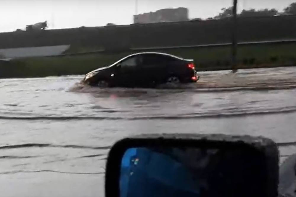 Дождь затопил проезжую часть на юго-западе Петербурга