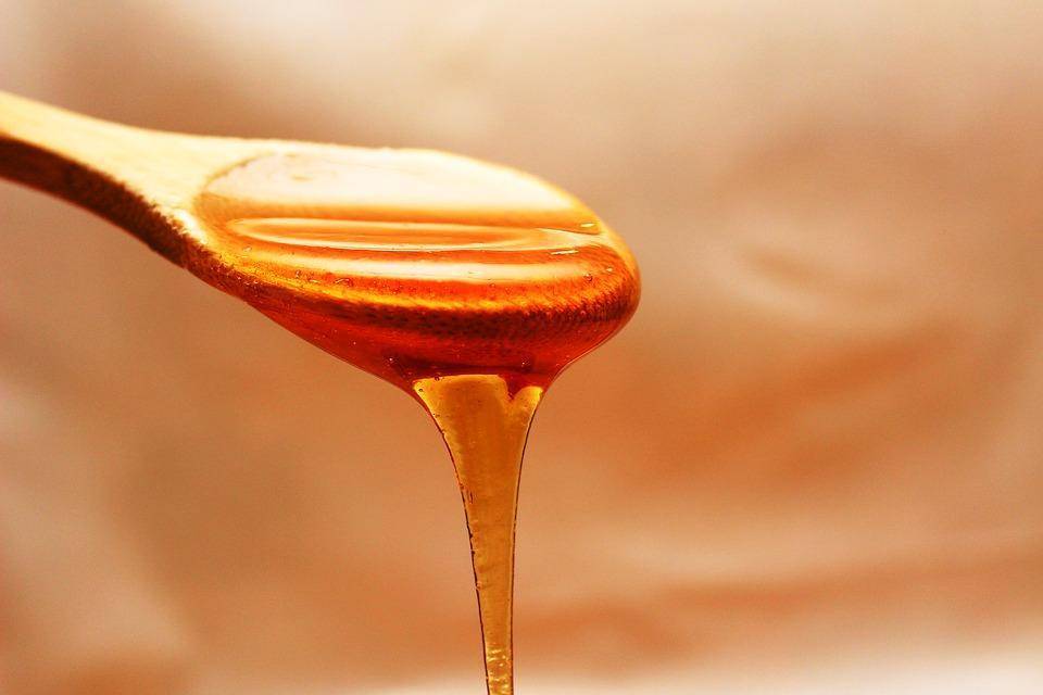 Медики рассказали, при каких заболеваниях опасно есть мёд