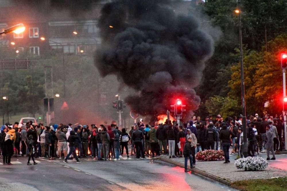 Бросали петарды и жгли шины: В Швеции вспыхнули беспорядки после сожжения Корана