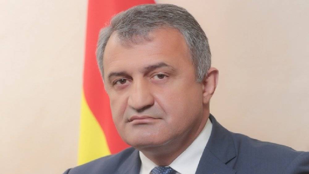 Глава Осетии оставил страну без кабмина и премьера