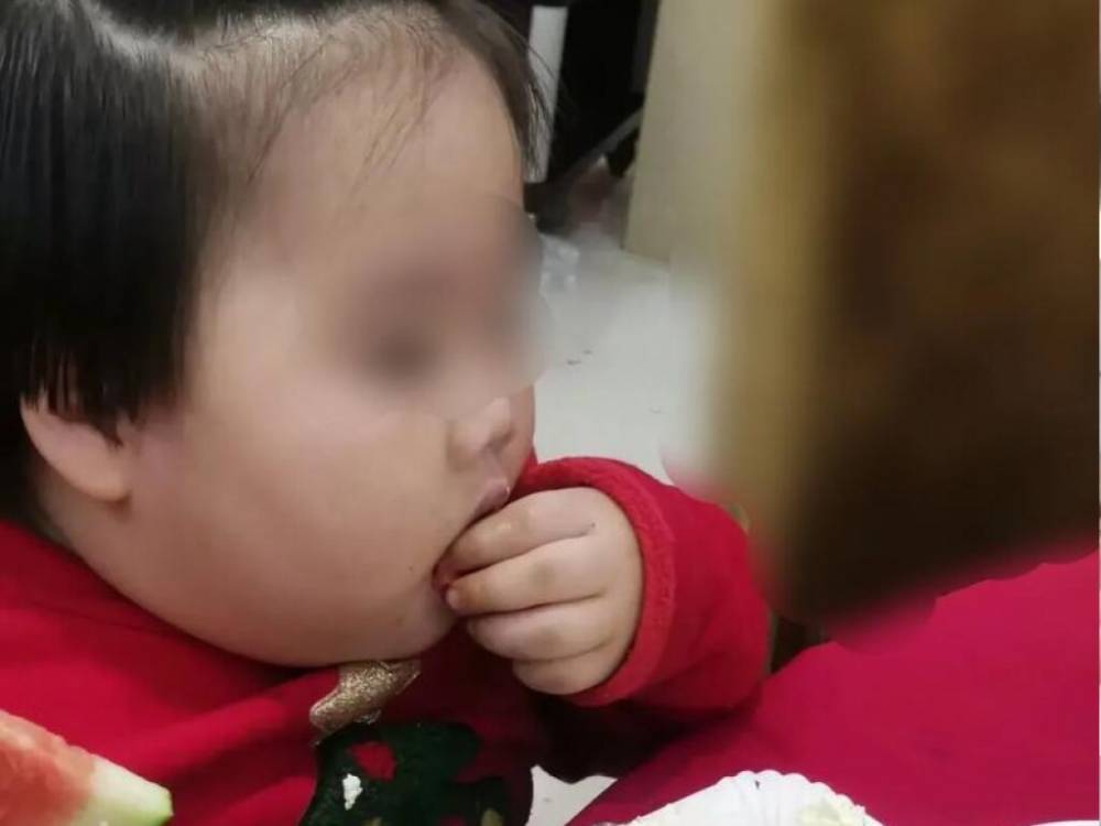 Родители откормили 3-летнюю дочку, чтобы зарабатывать на видео, где она ест