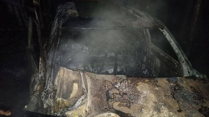 В Карелии на трассе "Кола" автомобиль улетел в кювет и загорелся