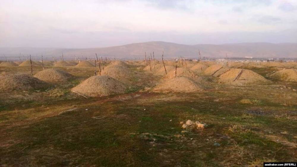 «Азатлык»: В Туркменистане пытаются скрыть от спутников новые могилы