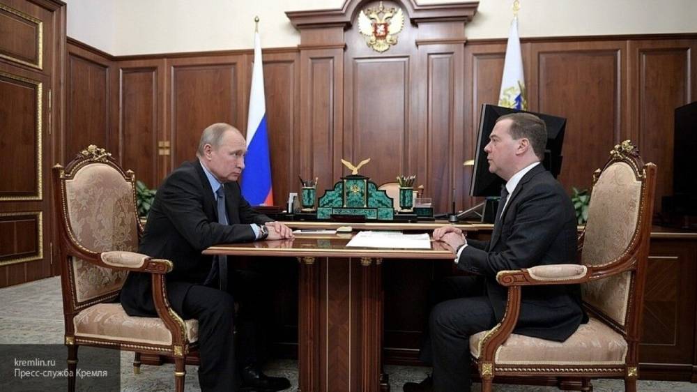 Медведев и его жена получат диппаспорта по указу Путина