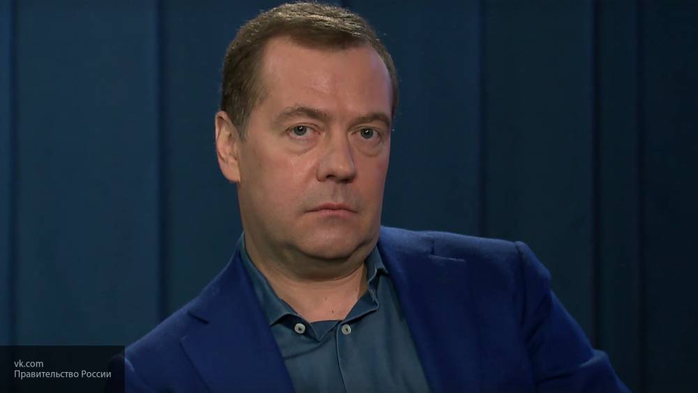 Путин подписал указ о выдаче дипломатических паспортов Медведеву и его жене