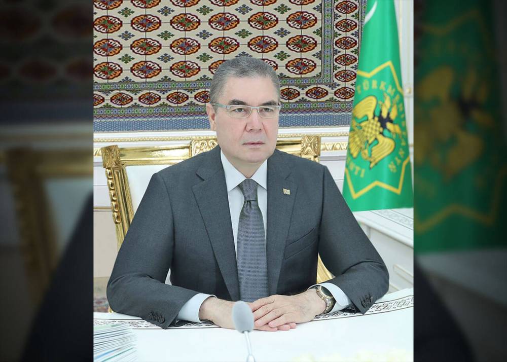 Вместе с продуктами по госценам, жителей Туркменистана вынуждают покупать портреты президента