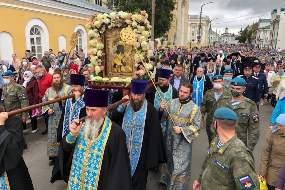 Костроме тысячи верующих прошли крестным ходом в День явления Феодоровской иконы Божией Матери