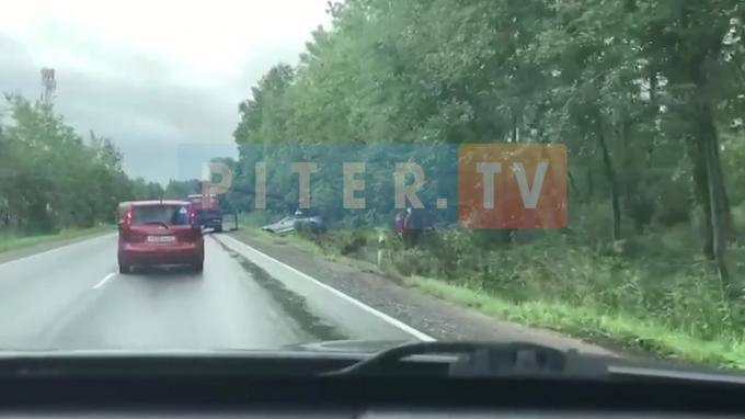 На Ропшинском шоссе машина съехала в кювет