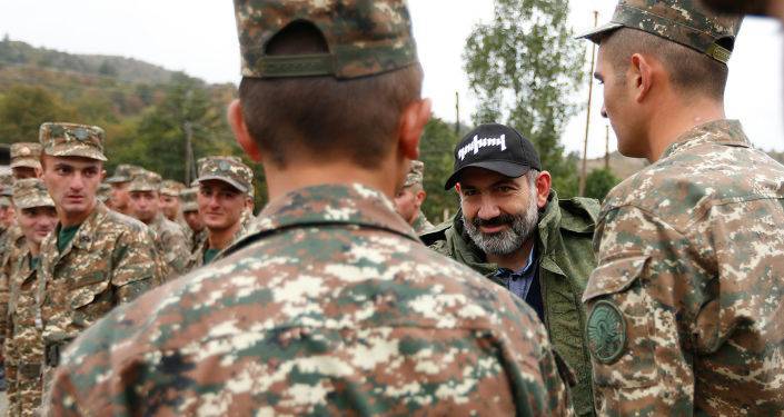 Пашинян и Арутюнян побывали на боевых позициях в Карабахе – видео