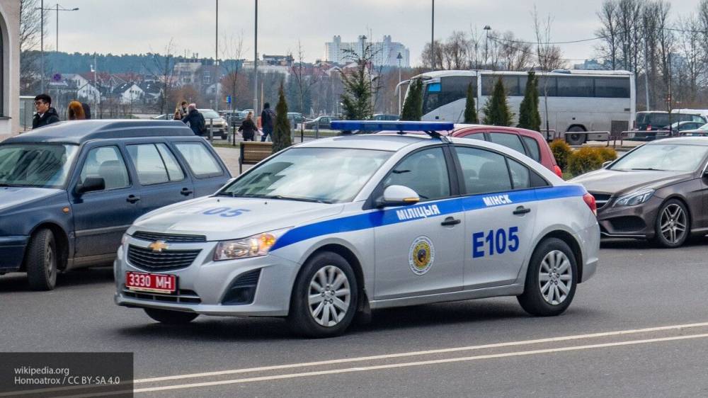 Три человека задержаны за повреждение машины милиции в Минске
