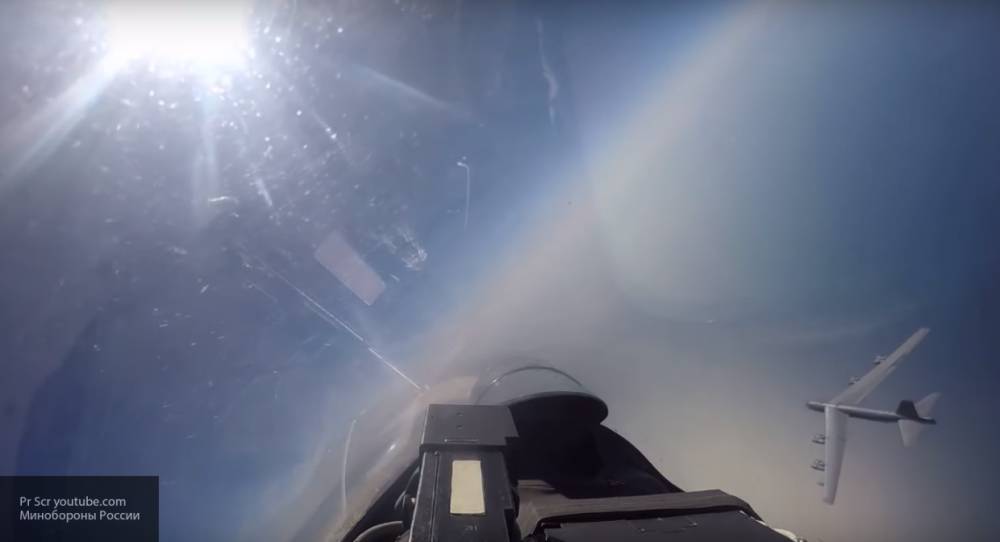 Экипаж B-52H ВВС США заснял на видео перехват российскими Су-27