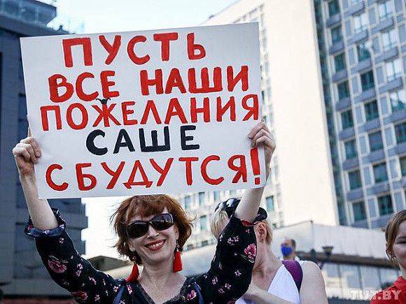 «Два союзника — ОМОН и дождь»: протестующие в Минске расходятся из-за непогоды