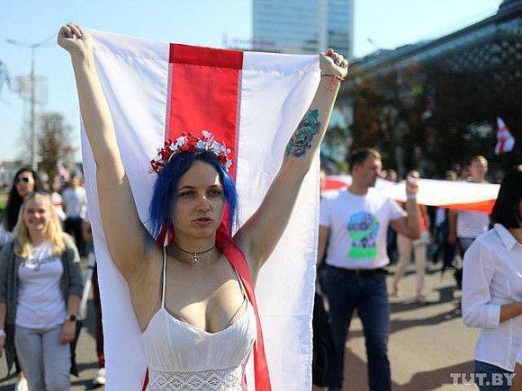 Белорус сделал предложение своей девушке прямо во время протестной акции в Минске (видео)