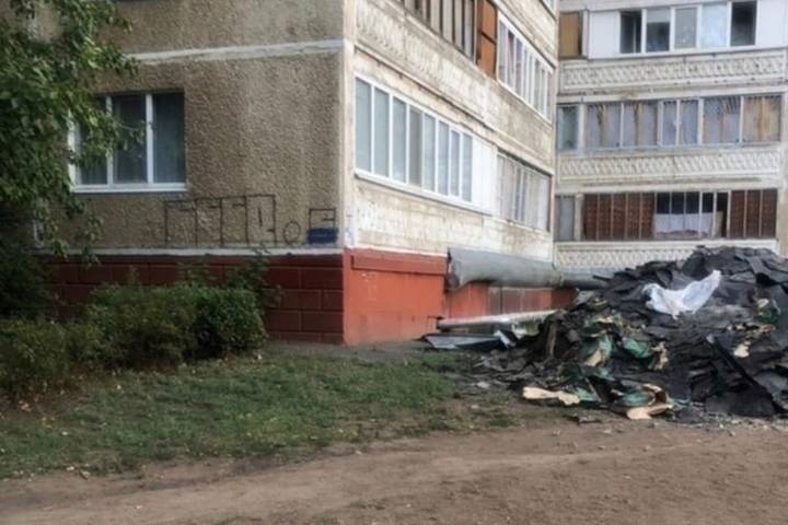 Оренбуржцы пожаловались на строительный мусор, падающий с крыши одного из домов