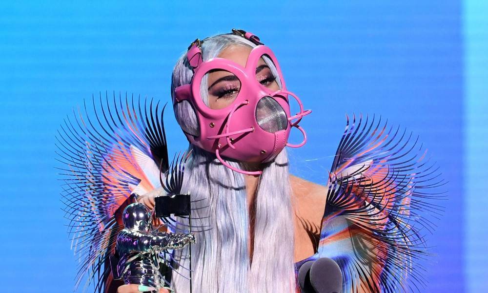 Леди Гага в ярких масках, Майли Сайрус на шаре и дань уважения Чедвику Боузману: как прошла премия MTV VMA