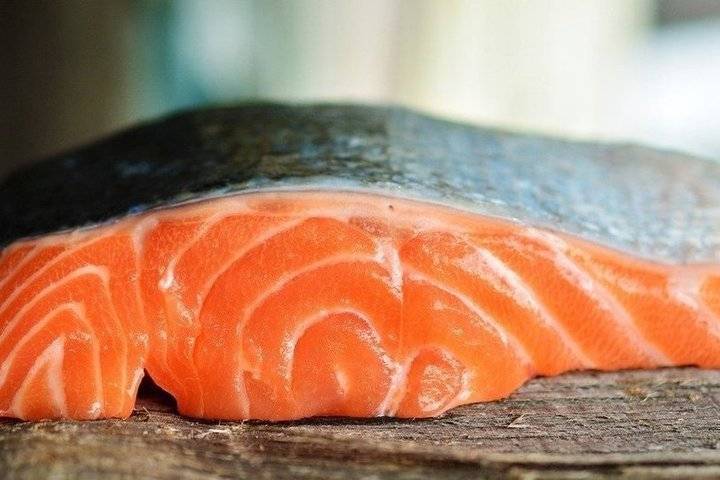 Стейки из лосося украла псковичка из магазина на Рижском проспекте