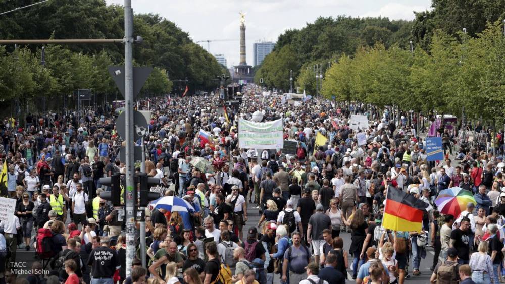 Берлинские демонстранты скандировали "Путин!", чтобы выразить ему уважение
