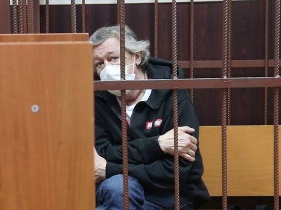 «Помню, что искал пиво»: Ефремов в суде рассказал, почему сначала признал вину
