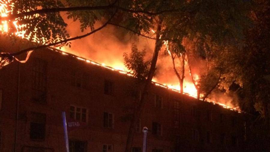Пожар охватил 1 тыс. кв. м трехэтажного дома в центре Ростова-на-Дону