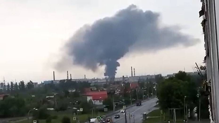 На территории Ижорских заводов тушили пожар