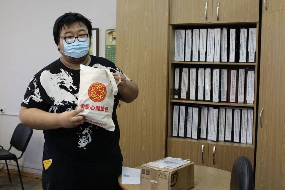 Китайские студенты тульского педуниверситета получили посылку с родины
