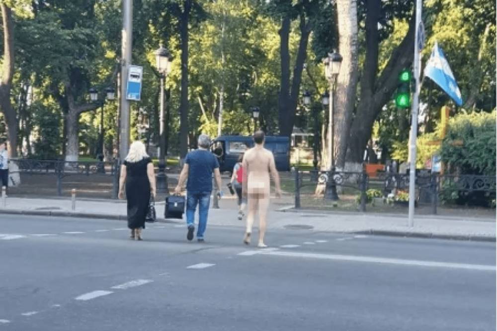 Неподалеку Верховной Рады разгуливал нудист, а в Кременчуге посреди улицы заметили голую женщину (фото, видео 18+)
