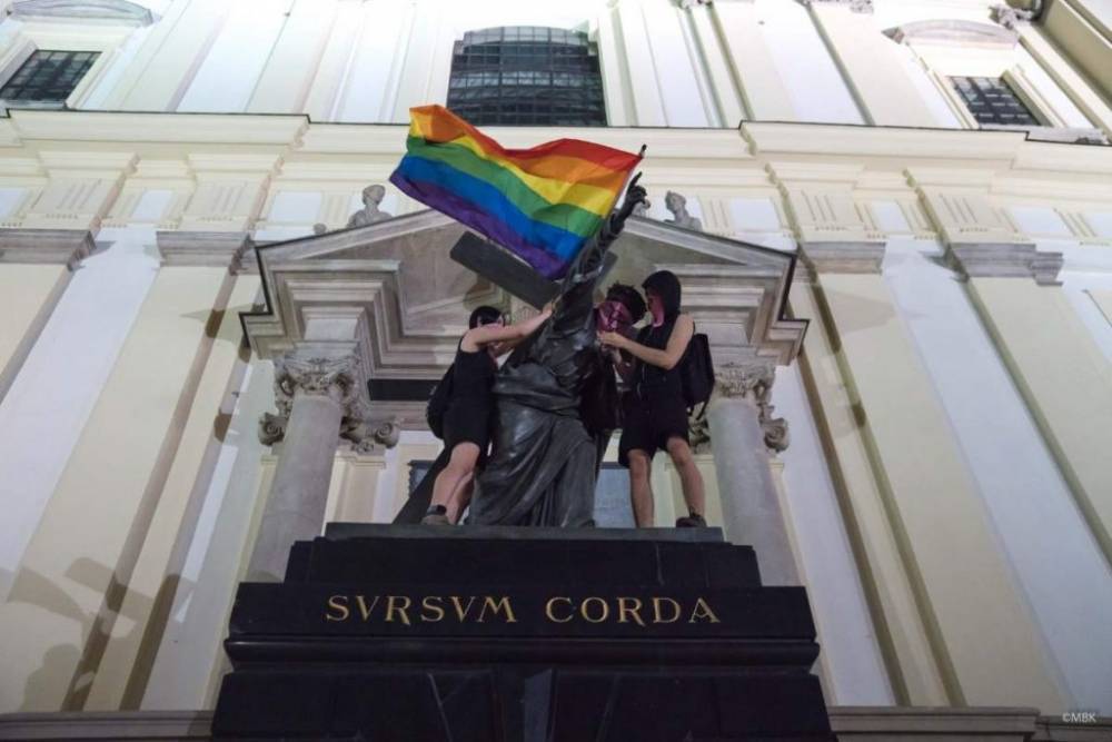 За «украшение» исторических памятников флагами ЛГБТ в Варшаве задержали трёх человек