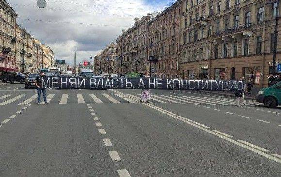 В Петербурге задержали активиста за перекрытие Невского проспекта с протестным баннером