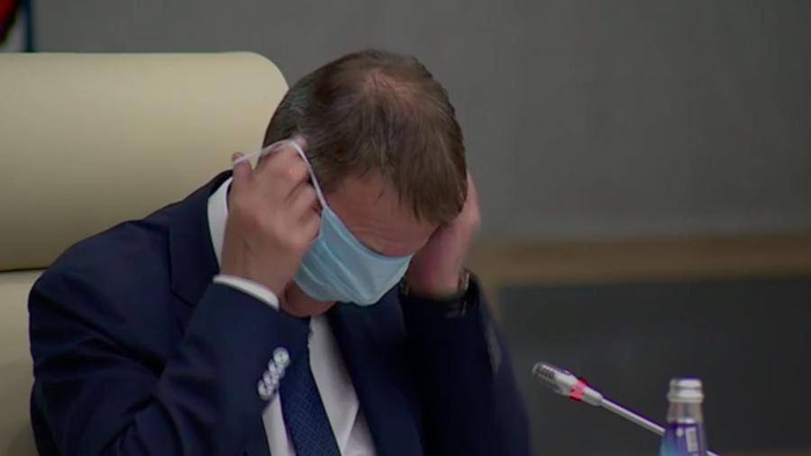 Мэр Барнаула попытался надеть медицинскую маску на глаза