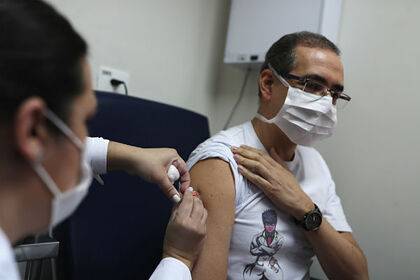 Выбор азиатских стран между вакцинами США и Китая объяснили