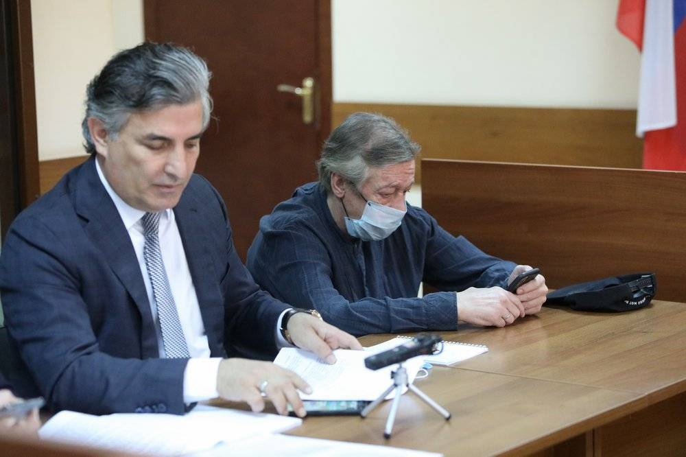«Я виноват»: Суд изучил запись, на которой сотрудник ДПС попросил Ефремова «дунуть в трубочку»