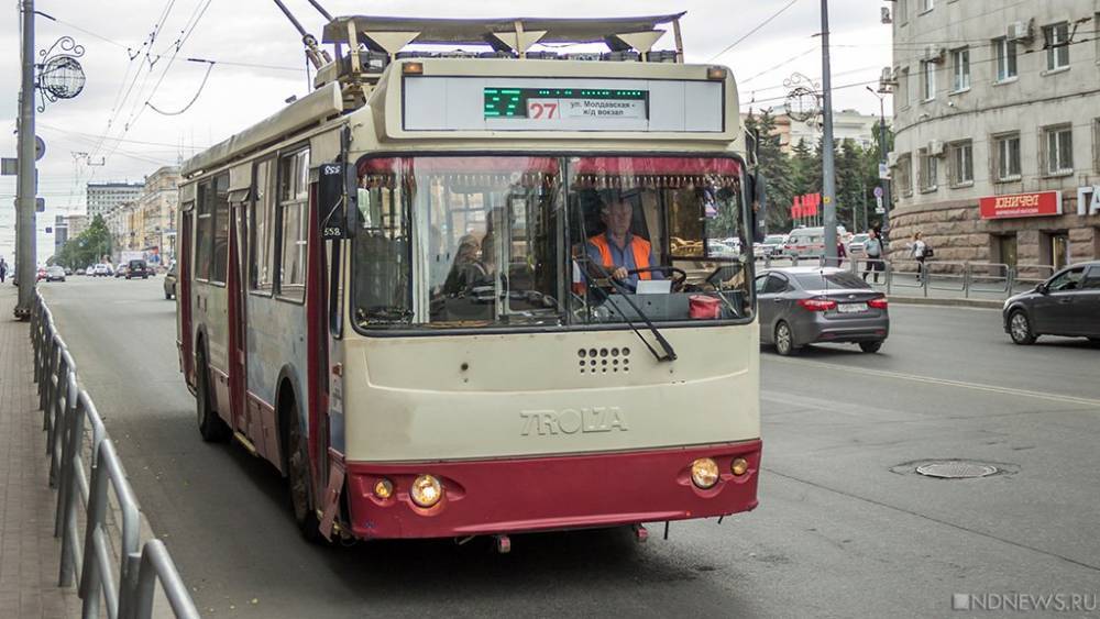 В центре Челябинска троллейбус проткнул окно автобуса. Есть пострадавшие