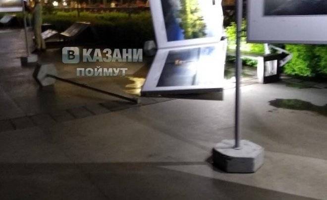 На Кремлевской набережной в Казани повалены стенды фотовыставки красот Волги