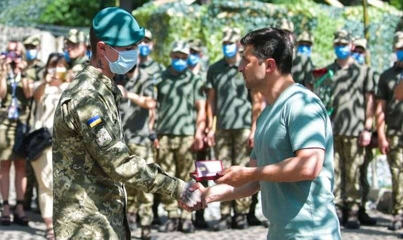 Зеленский пообещал карателям захватить республики Донбасса