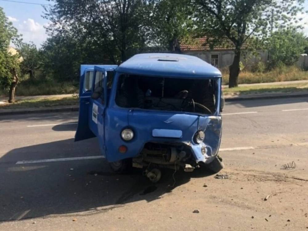 В Николаеве УАЗ врезался в столб и столкнулся с тягачем: есть пострадавшие