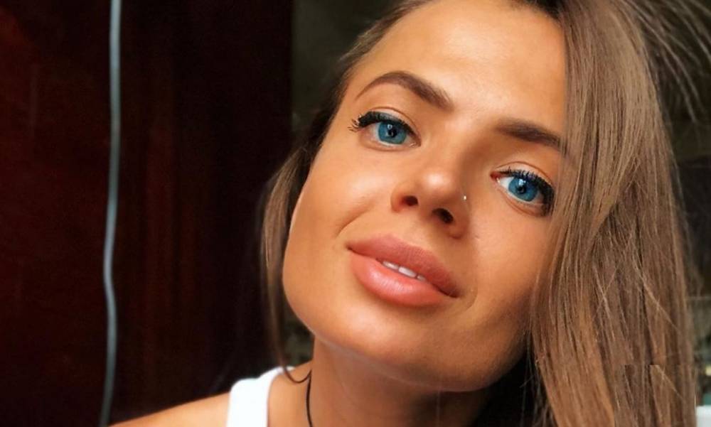 Слишком жарко: фитнес-модель Юлия Мишура в одних трусиках устроила пикантную фотосессию с супругом