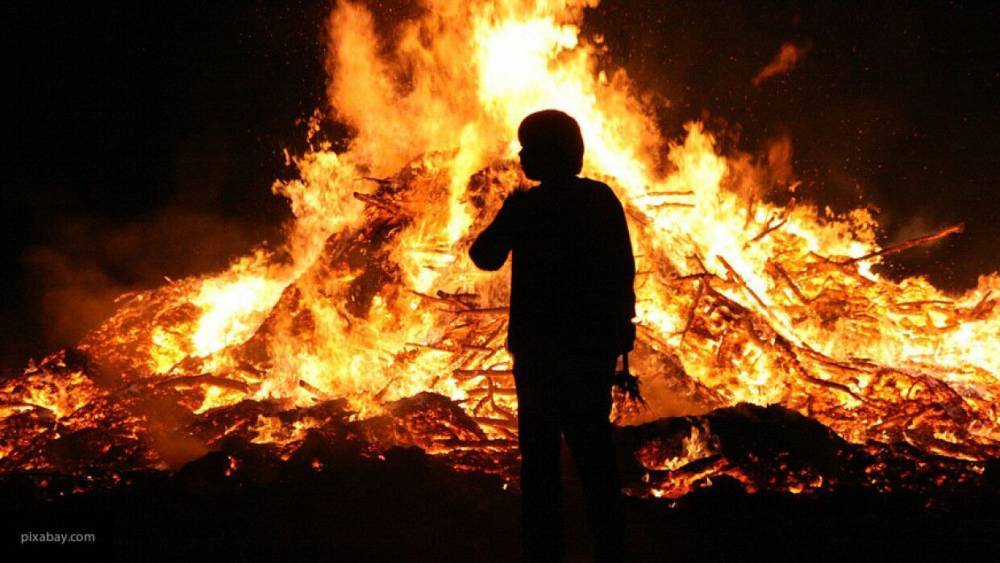 Пожарные столкнулись с "небесными силами" при тушении огня в Аргентине