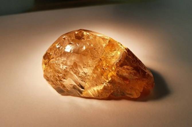 Фантазийный цвет: в Якутии добыли первый в истории России редкий алмаз