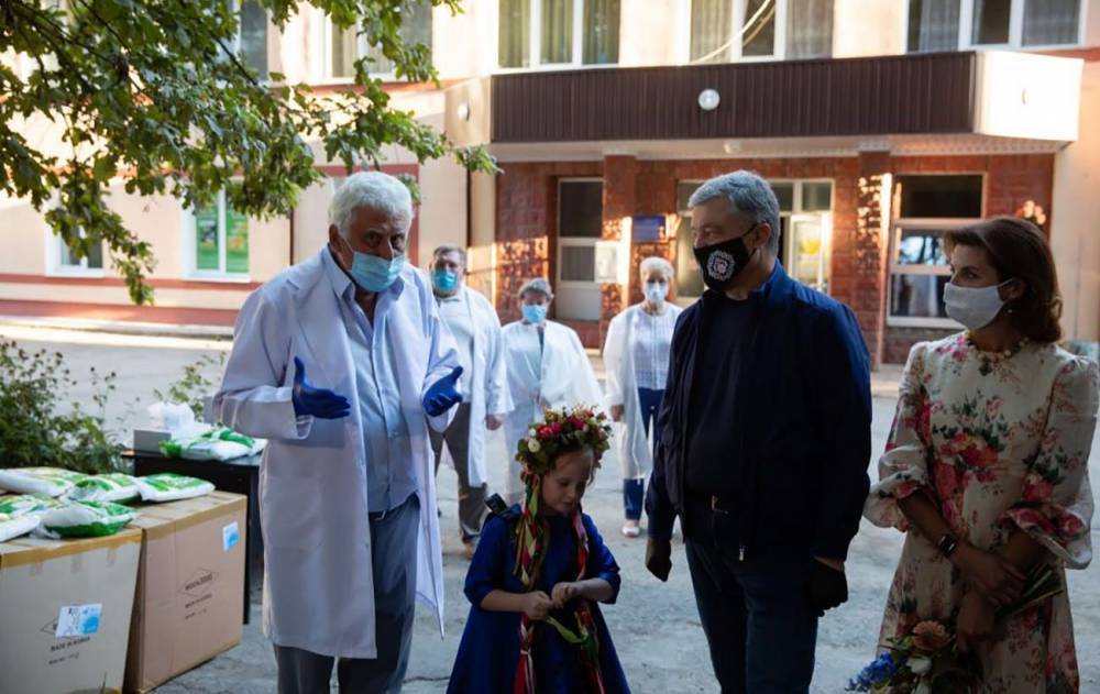 Фонда Порошенко передал Винницкой районной больнице защитные костюмы