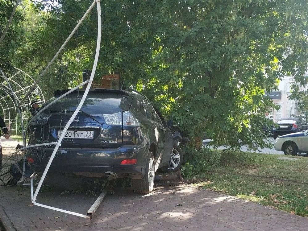 Водитель на «Лексусе» влетел в дерево в центре Ульяновска
