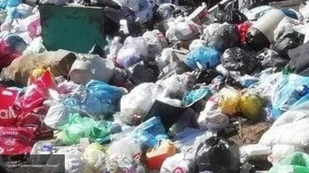 Жители многоэтажки в Кемерово пожаловались на горы мусора в подъезде