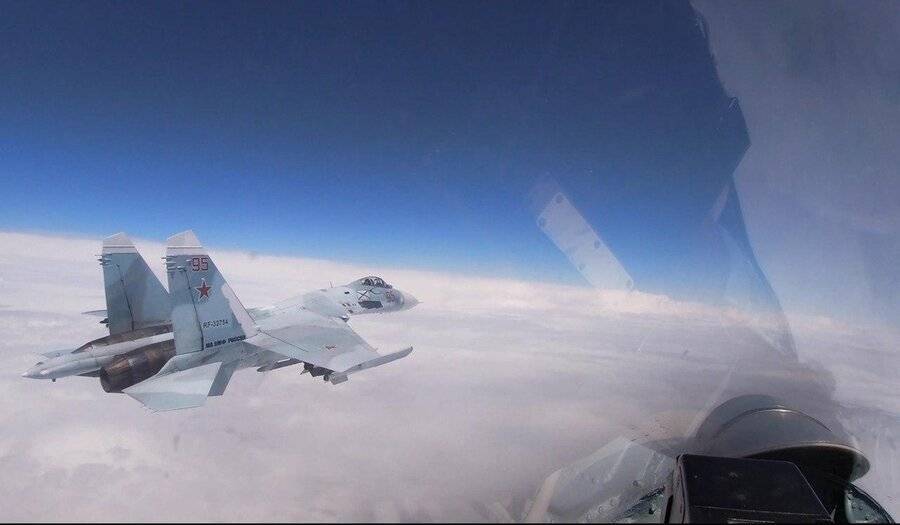Российский истребитель поднимался на перехват американского самолета в Черном море