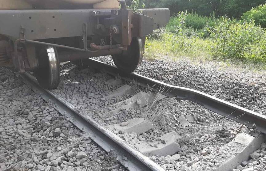 В Украине неизвестные взорвали железнодорожный путь, по которому ехал поезд с бензином из Беларуси