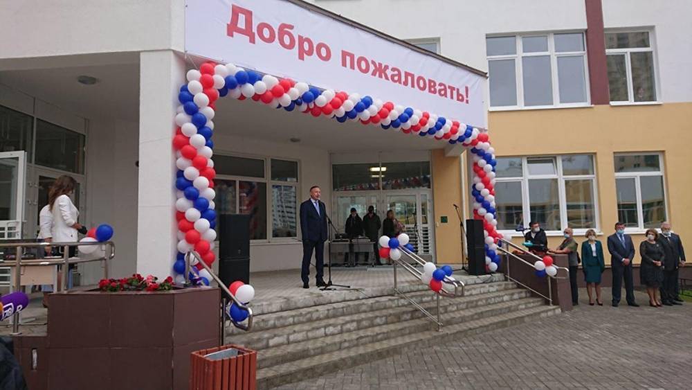 Беглов открыл новую школу, впервые появившись на публике после слухов об отставке