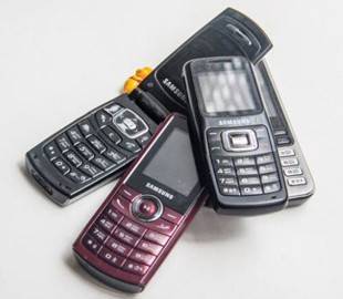 Эксперты назвали пять преимуществ кнопочных телефонов над современными смартфонами