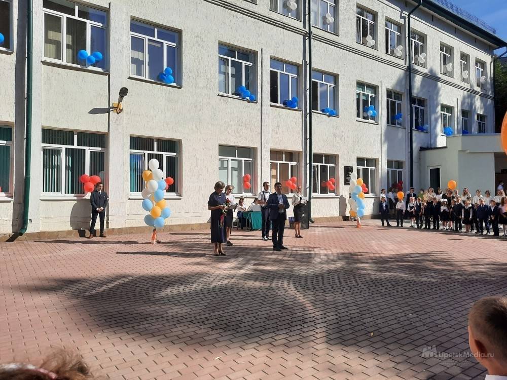 Соцдистанцирование и родители за забором: как проходит 1 сентября в липецких школах